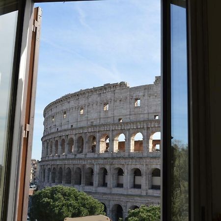 Jacuzzi In Front Of The Colosseum Rzym Zewnętrze zdjęcie
