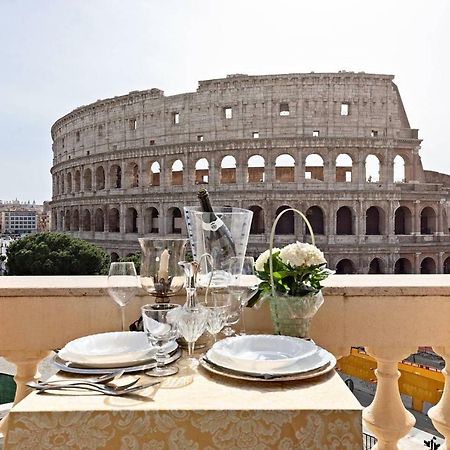 Jacuzzi In Front Of The Colosseum Rzym Zewnętrze zdjęcie