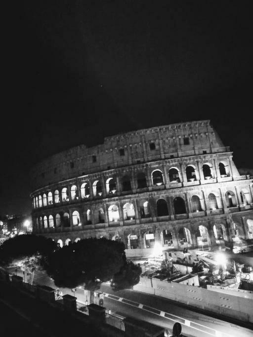 Jacuzzi In Front Of The Colosseum Rzym Zewnętrze zdjęcie