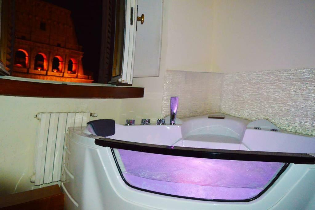 Jacuzzi In Front Of The Colosseum Rzym Zewnętrze zdjęcie