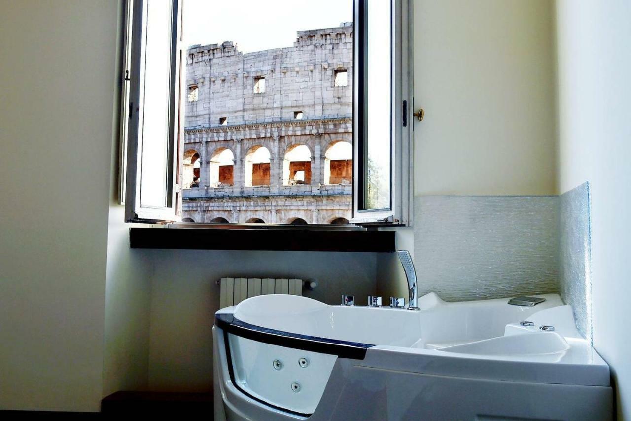 Jacuzzi In Front Of The Colosseum Rzym Zewnętrze zdjęcie