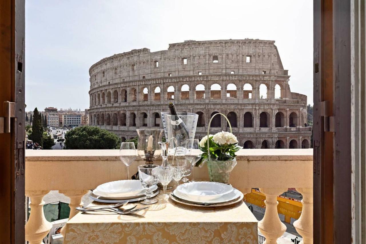 Jacuzzi In Front Of The Colosseum Rzym Zewnętrze zdjęcie