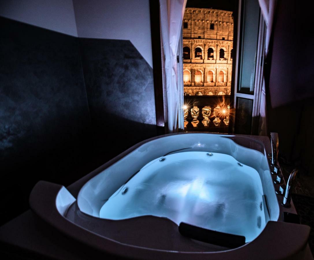 Jacuzzi In Front Of The Colosseum Rzym Zewnętrze zdjęcie